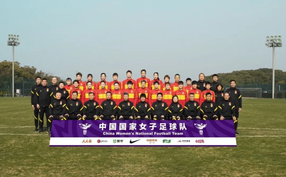 他来到费可欣所在的总统套房门口，费可欣的贴身保镖骆家成，此时正一动不动的站在门外。